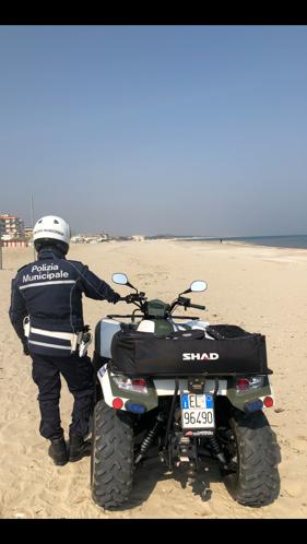 La Polizia Locale individua e denuncia un uomo a passeggio in spiaggia