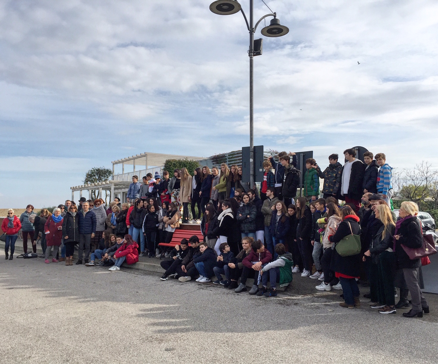 Inaugurato il progetto Panchine Rosse foto 