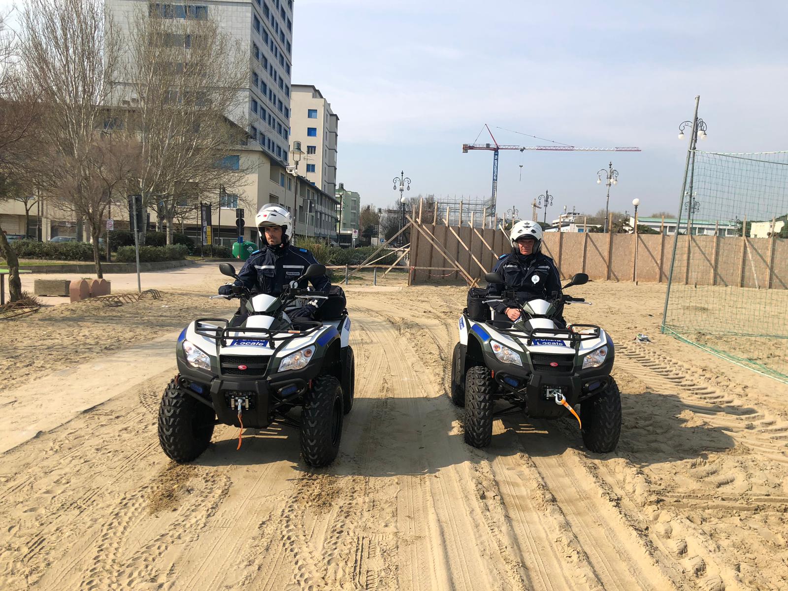 Polizia Locale controlla e denuncia uomo a passeggio in spiaggia  foto 