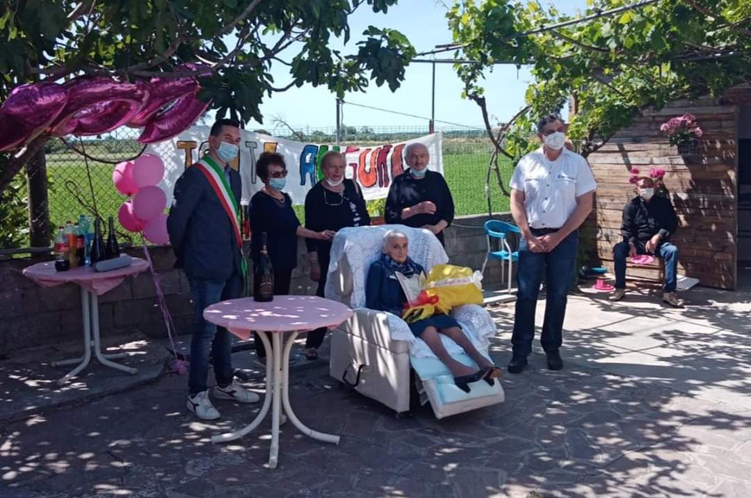 La signora Nella Pirini compie 100 anni foto 