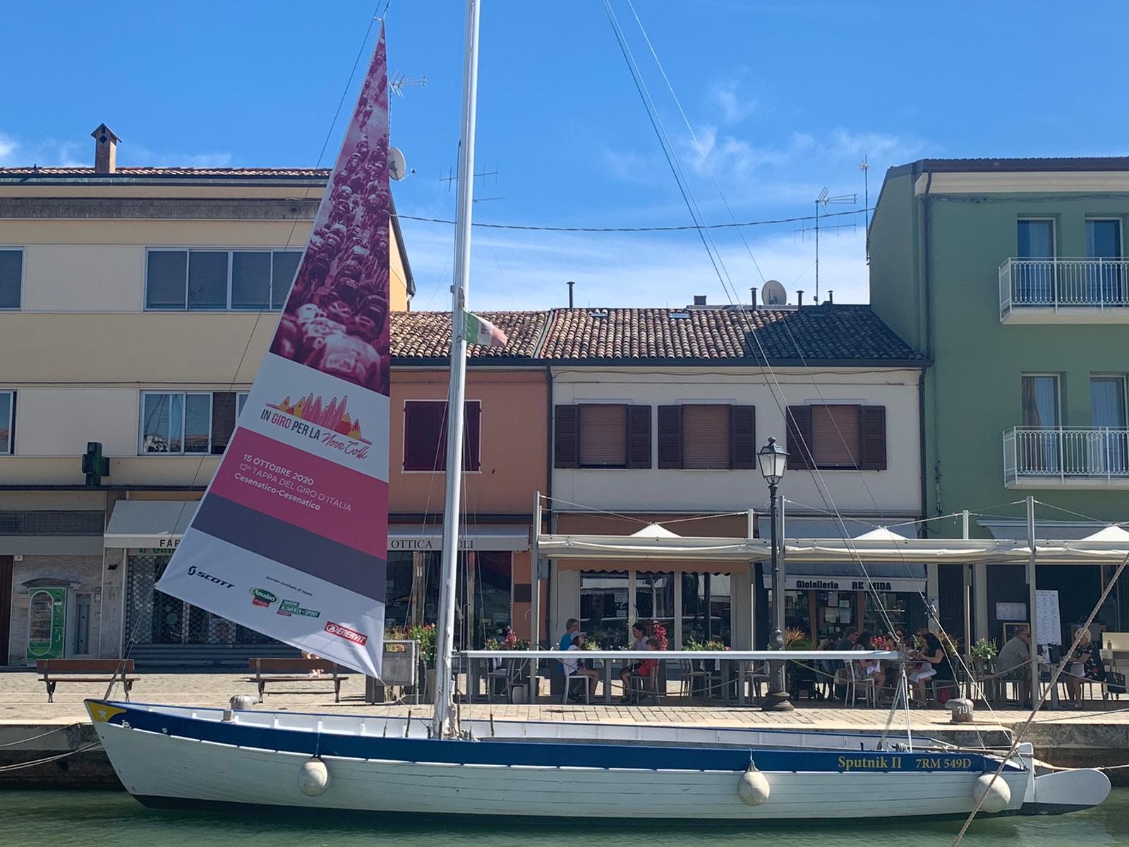 Ecco una vela speciale: la città si veste di rosa per il Giro d’Italia foto 