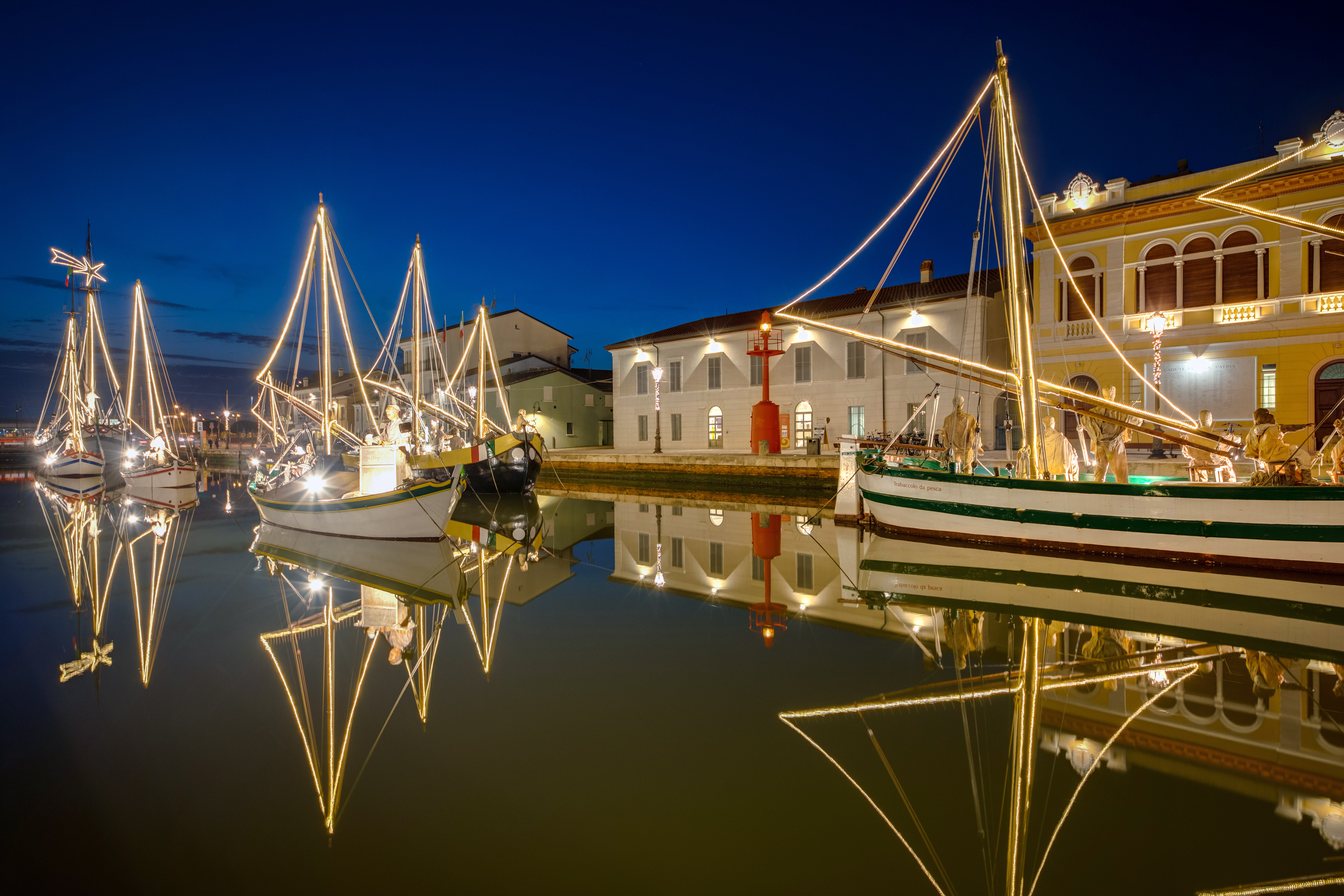 Il Natale di Cesenatico:dalla tradizione del Presepe della Marineria alle installazioni di luci foto 