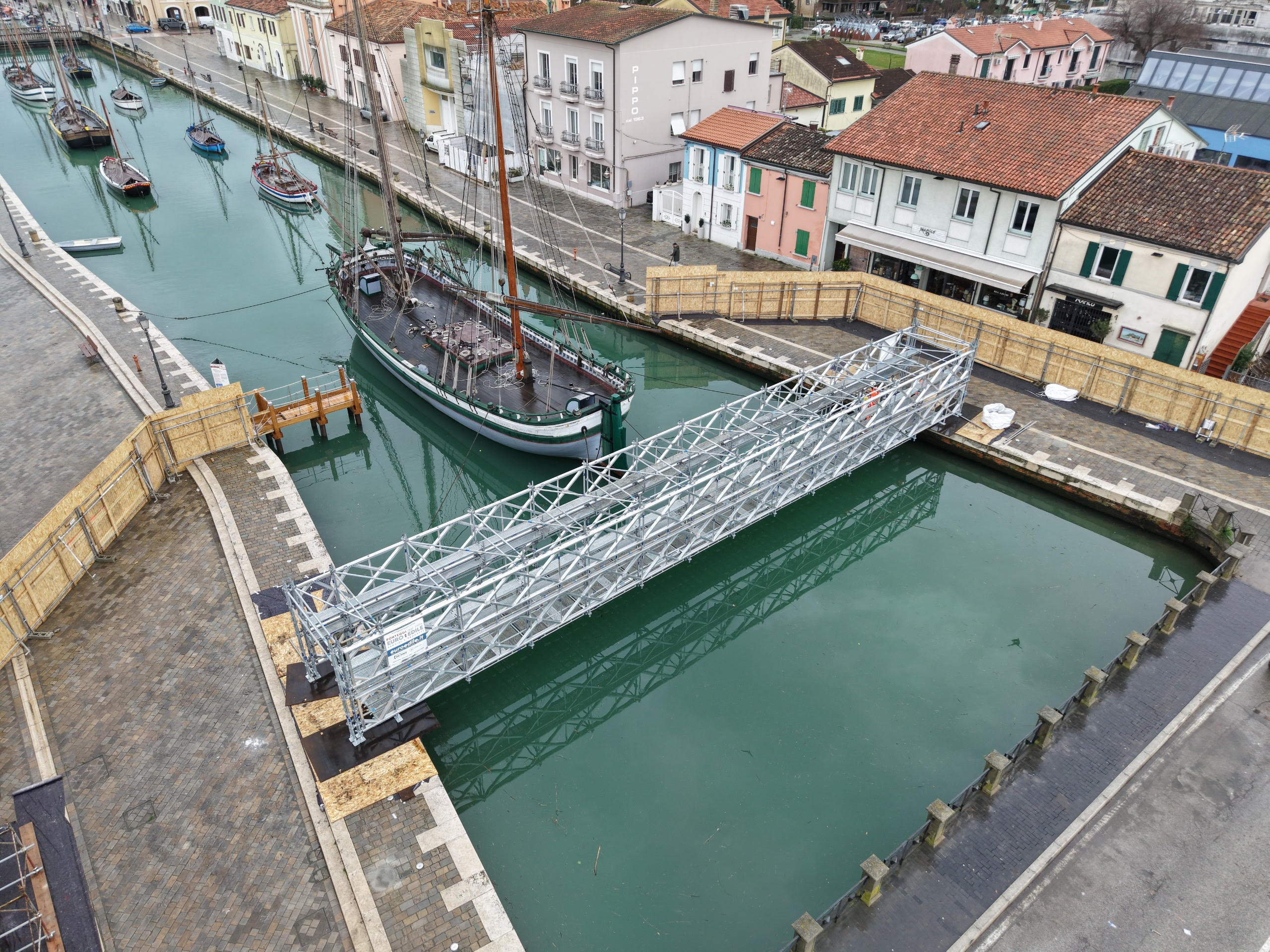 Cantiere per la demolizione e ricostruzione del Ponte del Gatto: posata la passerella foto 