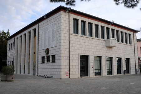 Campagna Nastro Rosa: Cesenatico aderisce ed illumina la Biblioteca comunale